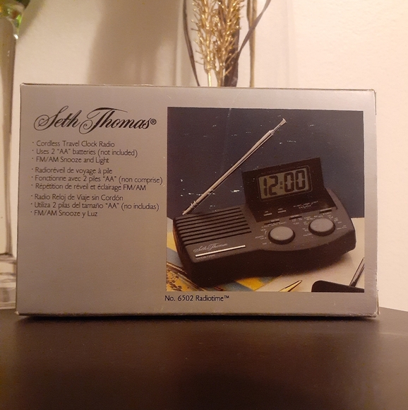 Seth Thomas Cordless Travel Clock Radio. - Picture 2 of 6